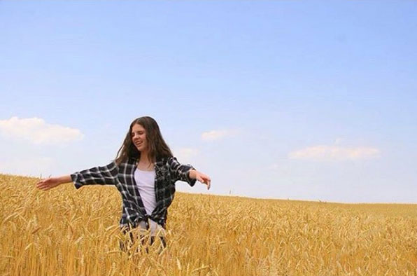 Girl in Wheat Field Lancaster PA Everyone has their own artistic style…