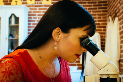 Laura Mae Examining Vintage Jewelry That makes a wedding classier?